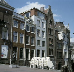 119974 Gezicht op de achtergevels van enkele huizen aan de Choorstraat te Utrecht, vanaf de Kalisbrug over de Oudegracht.